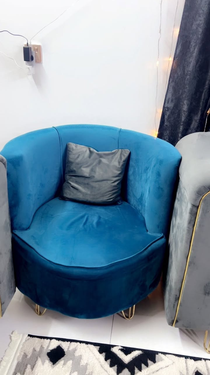 تخم 7 مقاعد للبيع بعده جديد ونظيف سعره 275 وبي مجال العنوان شارع حيفا الاستفسار الاتصال على الرقم ‭0770 878 4845‬
