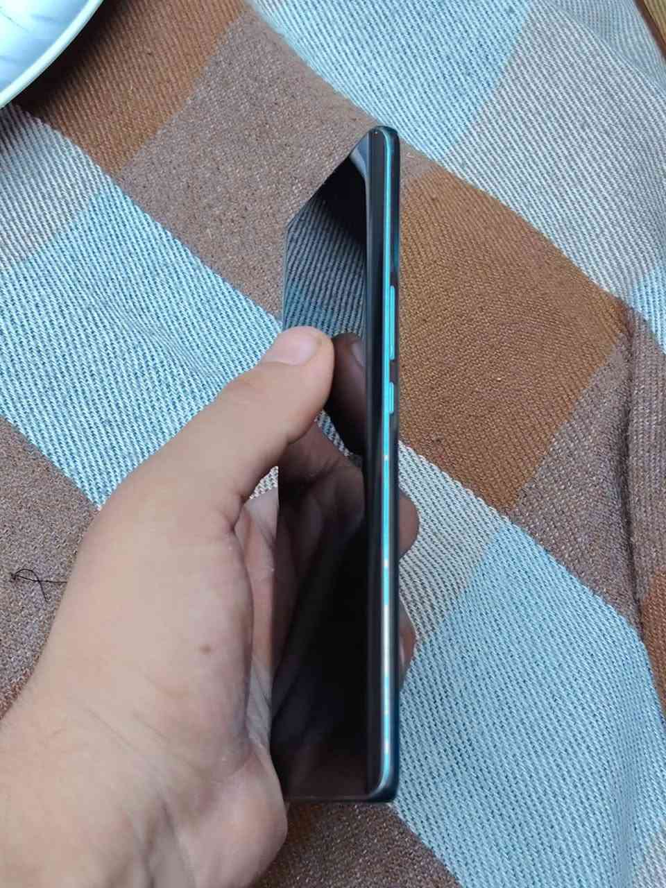 سلام عليكم هونر اكس 9a جهاز نضيف فقط بيه كسر بطرف الك كارتونه ويه ذاكره 128 عشوائيه 8 كامره ما مثر جهاز مكفول من كلشي مكاني بغداد *********** واتساب
