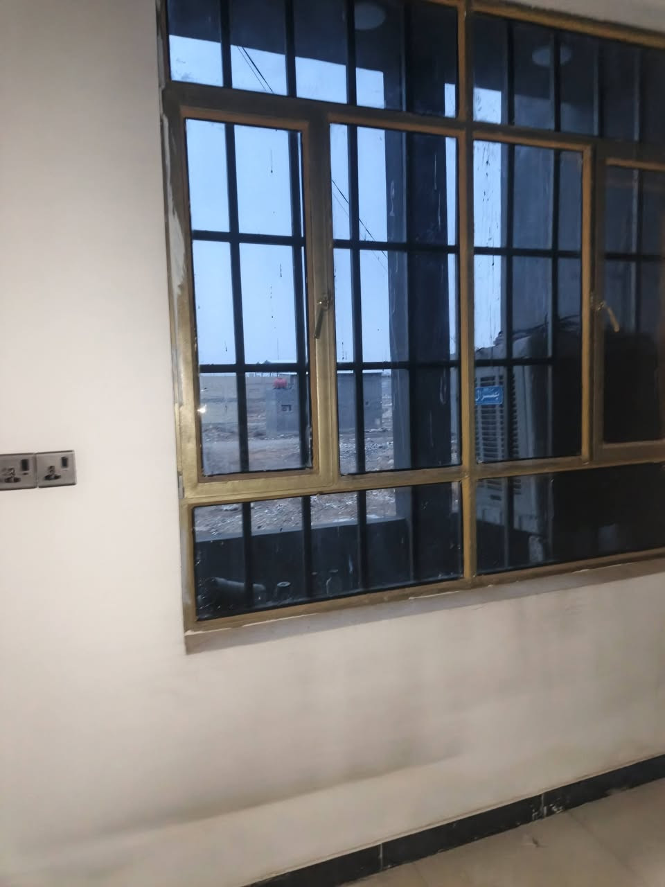 السلام عليكم
بيت للبيع أو ايجاربالمربع الذهبي المساحة ١٠٠متر 
البناء 2025  يحتوي على ٣غرف ٣حمامات مطبخ كبير مع الكاونترات فصال استقبال معزول حمام خارجي منور بلكونه
صطحين مع بيتون كبيرة قرب شارع ٤٠ بضهر شركة اسكانيه
تفاصيل أكثر اتصال مباشر مع صاحب البيت ***********
