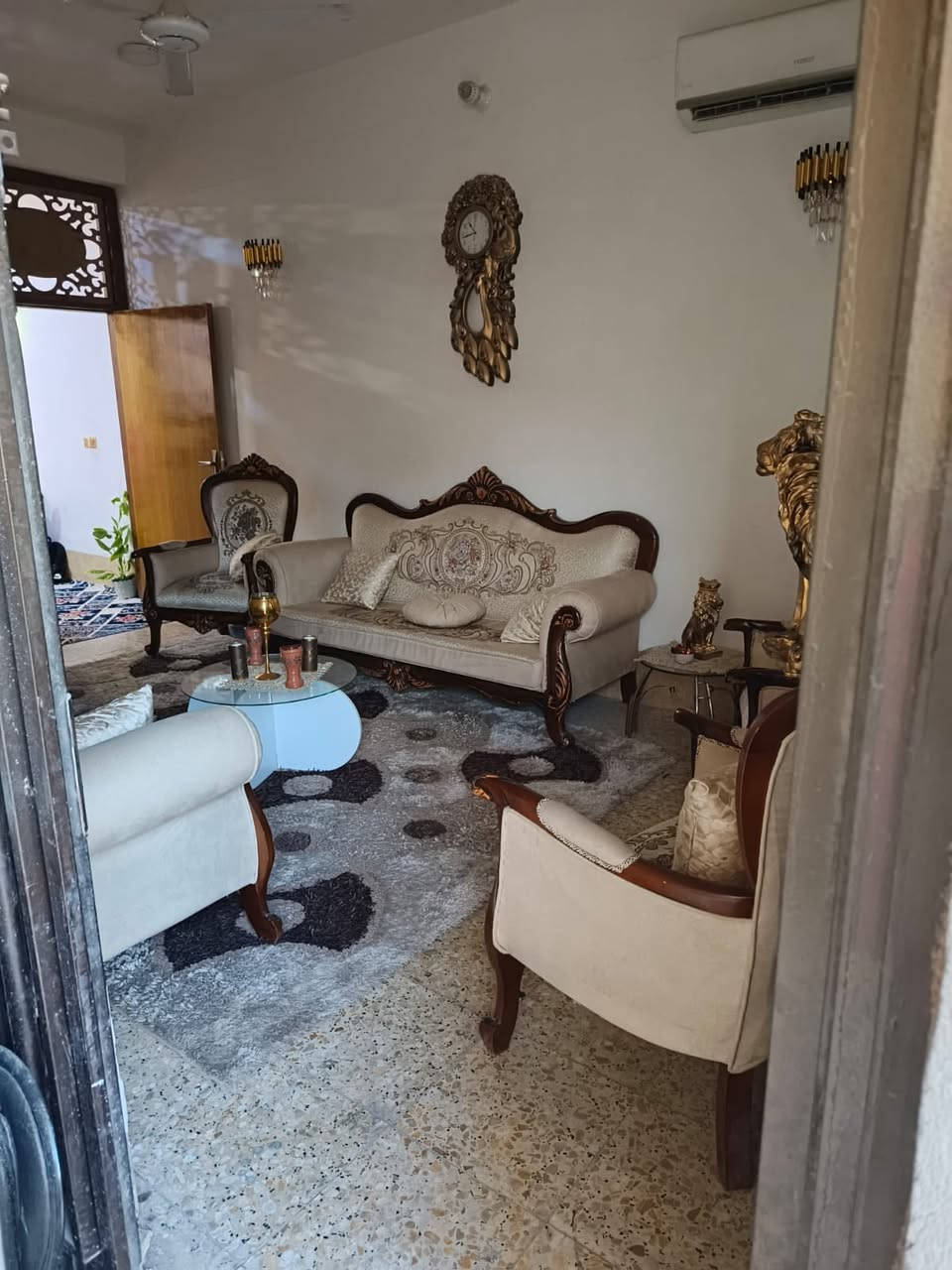 السلام عليكم مكلف بالنشر
تم اعاده النشر بسبب الوعود الكاذبه بيت طابو زراعي بناء حديث سند ٢٥  طابق واحد المساحه ١٥٠ م موقع مميز حي الصناعه الشارع المجاور لاعداديه الصناعه ( شارع حسن برغي) اول فرع على اليمين قريب جدا للشارع العام كافه الخدمات متوفره ارصفه وتبليط لباب البيت 

السعر مناسب وباقي التفاصيل 

الاستفسار ع الرقم ***********
