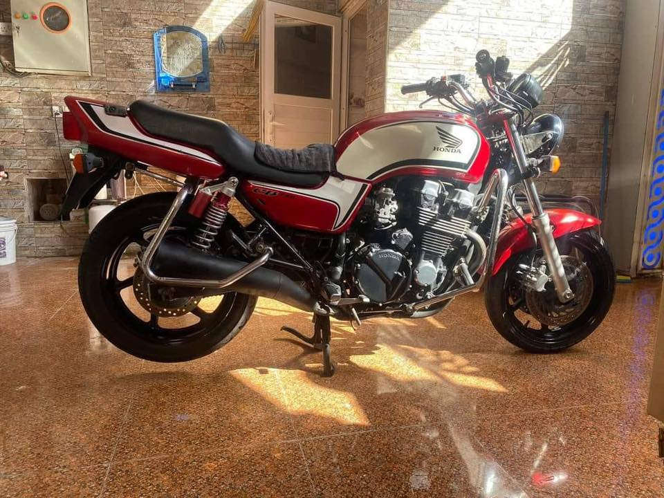 دراجة هوندا سيبي 750 رقم وسنوية ميسان الدراجة جاهزة مابيها نواقص فقط بيها بداية تبخير بسيط دراجة نكرة سلف بكل وقت صاروخ السعر 15 وبيها مجال مكاني الرمادي 
***********
