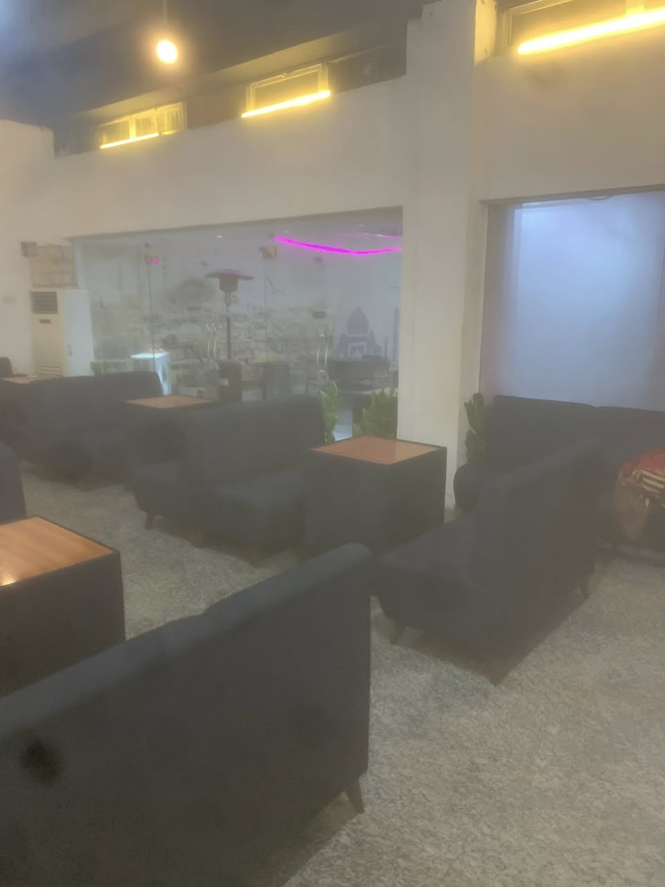 السلام عليكم اثاث كوفي للبيع كامل فقط مستخدم شهرين فقط كراسي عدد ٣٠ ميوزه عدد ١٥ اراكيل طه ٢٠٢٦ جديد عدد ٣٠ مجمده + عارضه جديد بلازمه جديد عدد ٢  ابيع كامل فقط للستفسار ***********
