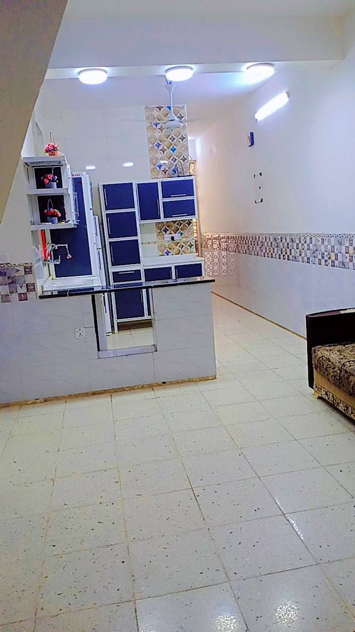 سلام عليكم دار للبيع الأمين الثانيه كاع بيت غلام  115 طابقين 
استقبال +ممشه ضيوف 
مطبخ حار+ مطبخ بارد 
حمامات عدد 3
غرف نوم عدد3
صاله درج 
السطوح عدد 3
بيت كامل مثل ما واضح السعر 115
***********
