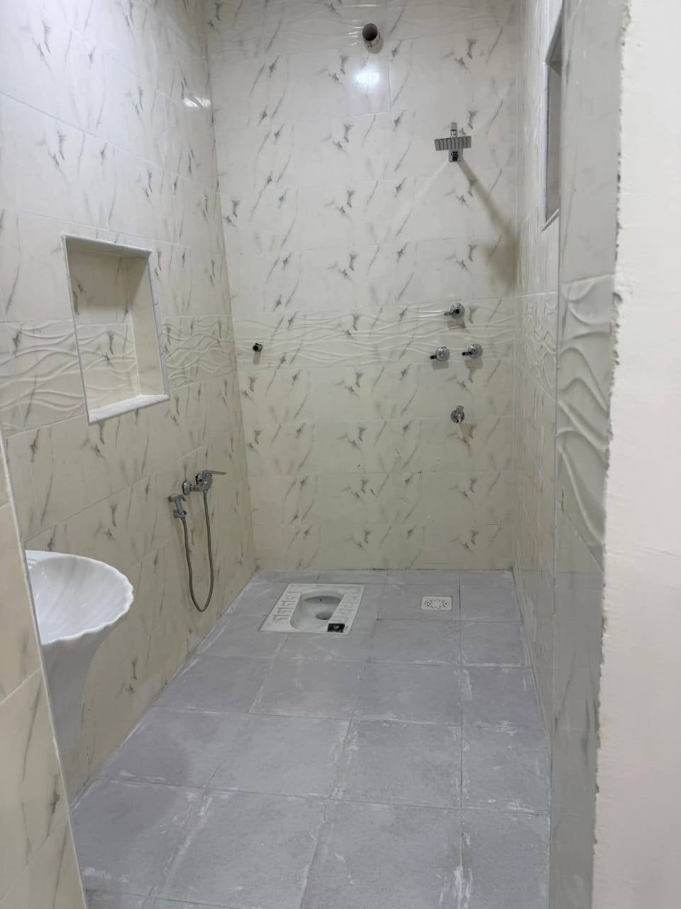 يوجد دار سكن للبيع في منطقه الايطالي قرب الحولي طابقين مساحه 210متر سنه البناء2025  للاستفسار الاتصال على الرقم التالي ***********
