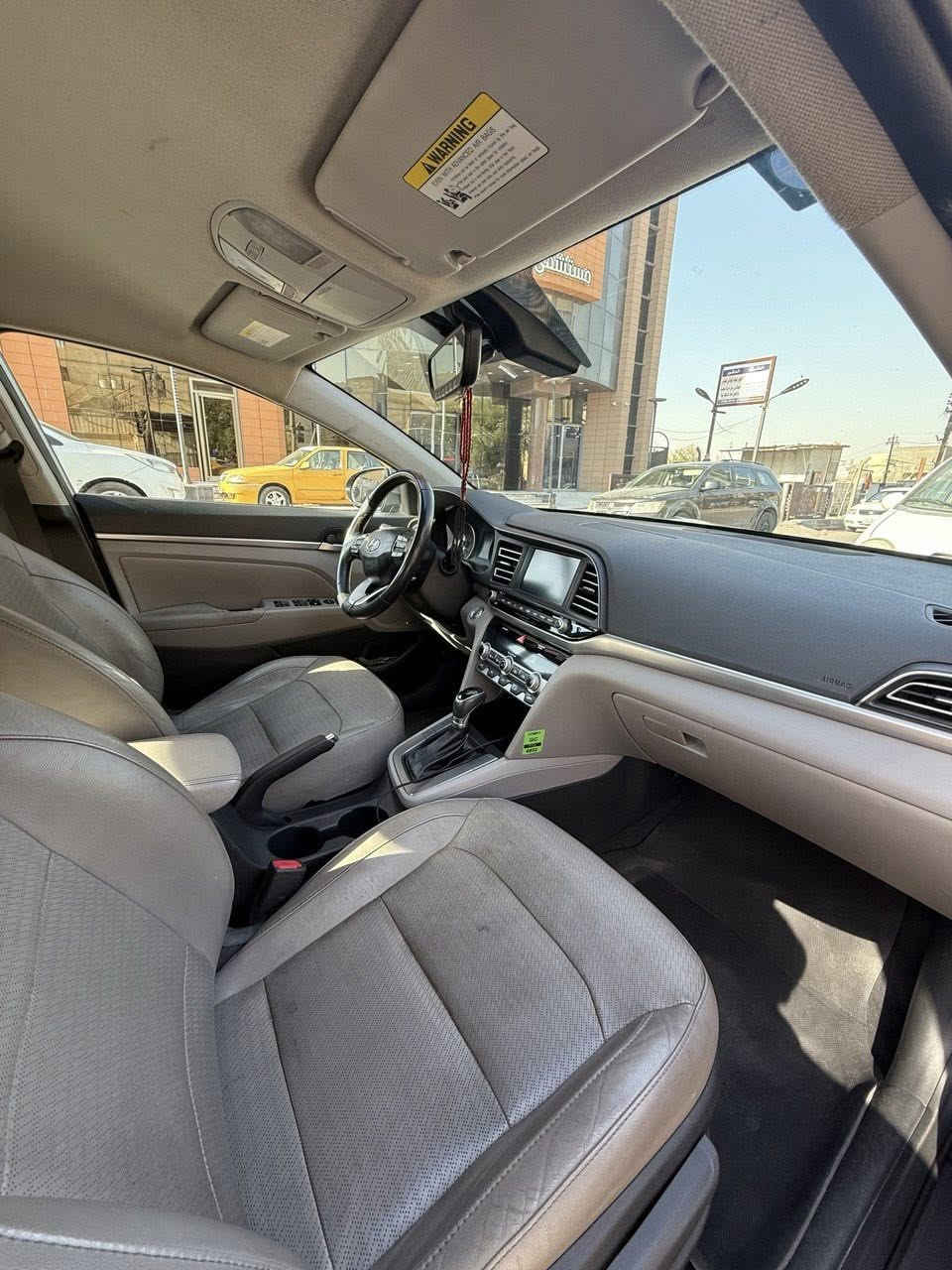 السلام عليكم أخوان
 ألنترا 2019 أمريكي
ماشية 58 ألف ميل
ضربتها كدامكم بالمنشور بس دعامية أمامية وخشم البنيد
سونار ما عندي
بس بيها باردات وتكحيلات بالباب مال سايق وبالباب مال السكن شي خفيف (ذني مصلحهن على ايدي سونار ما عندي ما مسوي أمانةً)
كير ومكينة مكفولات
تبريدها راقي
كاملة مكملة 
ما ناقصها شي
بدلتلها زيت الكير قبل فترة (موتل)
السيارة حلوة ونظيفة ومرتبة وجميلة
مكاني بغداد الجديدة
رايدها ب138 بيع أو مراوس بسوناتا خليجي حديث
للتواصل خاص أو واتساب : ***********

