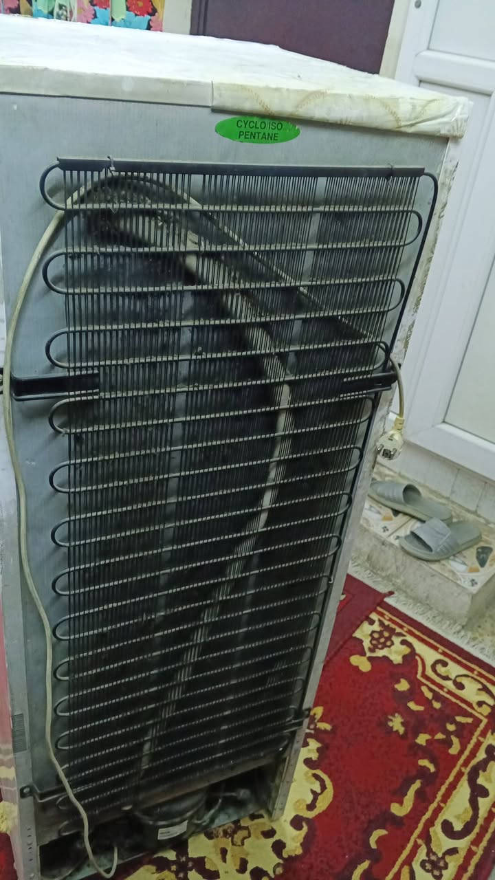 سلام عليكم مجمده فستل شغالة مستعمله نظيفه بيها ضربات بسيطة السعر 125 و بيها مجال مكان بغداد لا يوجد توصيل  ***********
