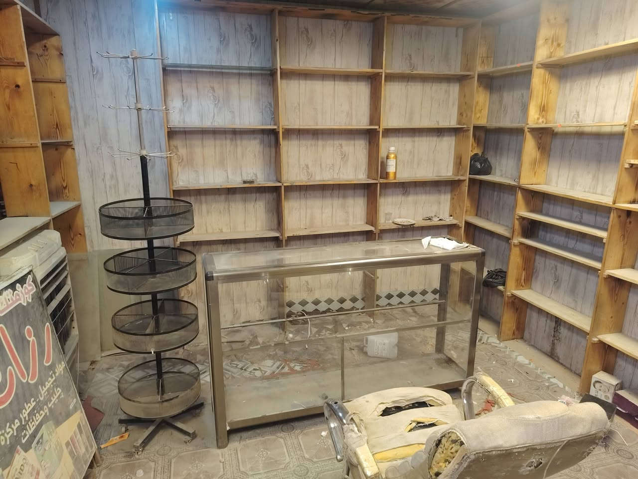 سلام عليكم رفوف خشب
وسله للمكياج او غير شي عده استخدامات وفاترينه
قيم واخذهن
***********
