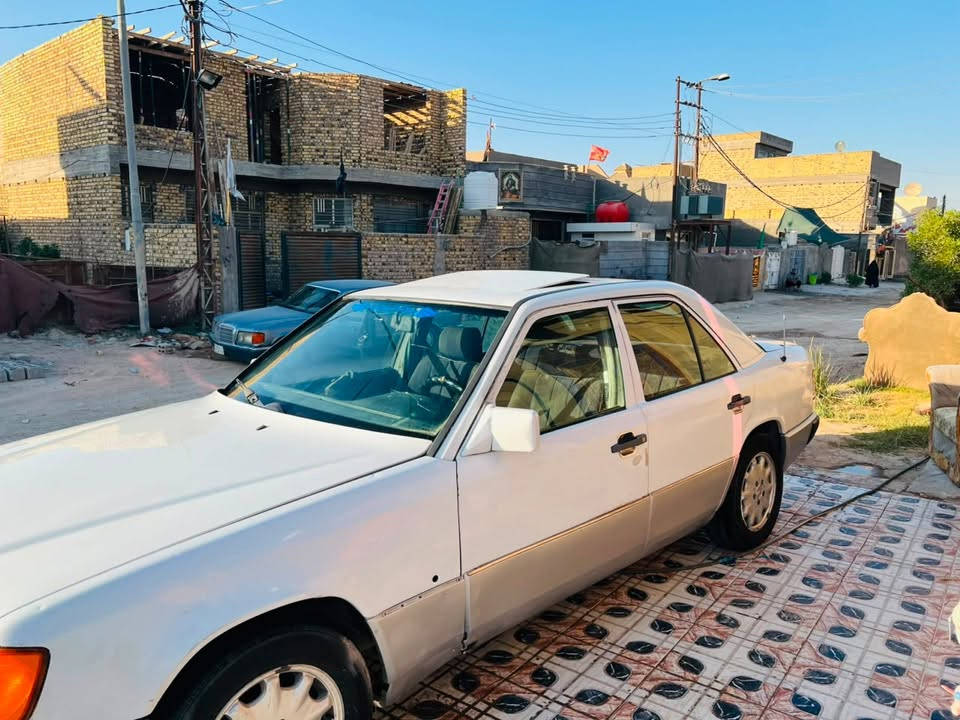 سلام عليكم 
للبيع مرسيدس دب 300 محور 2500
سيارة مكفول كير مكينة تبريد شغال كهربائيات كلها شغالة 
باتري جديد تخم تاير رقم كركوك مشروع وطني (شرط التحويل ) سعر ٥٥ وبية مجال مكان سيارة بابل ( 📞     واتساب او اتصال ***********
