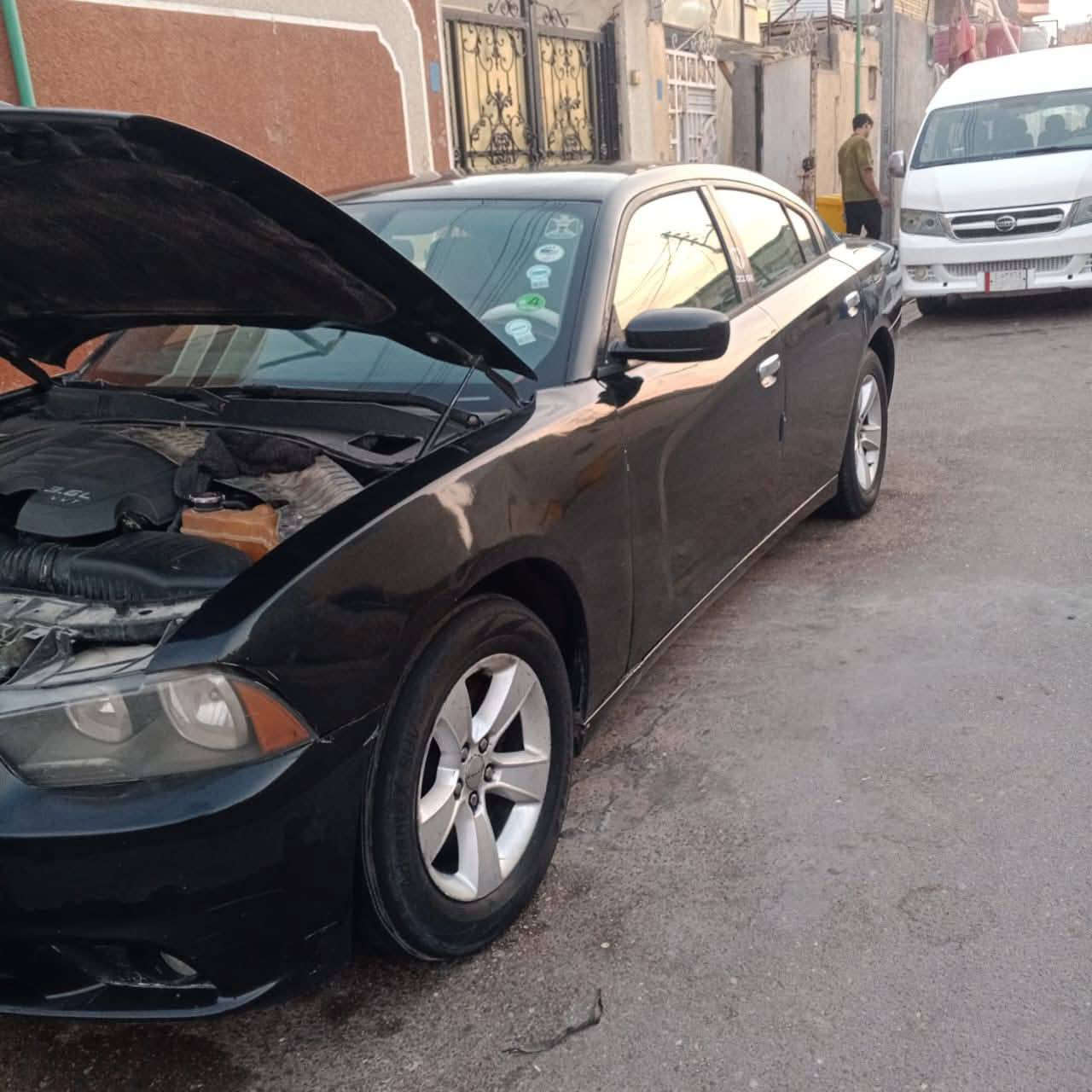 السلام عليكم
ادوات ادوات 
للبيع او مراوس 
جارجر 2014 خليجي 

متون شمالي طبق الاصل 
محرك 6سلندر 
عينه 260 غرفه عسلي 
كير مكينه كفاله 
شراي يتصل
‭***********
