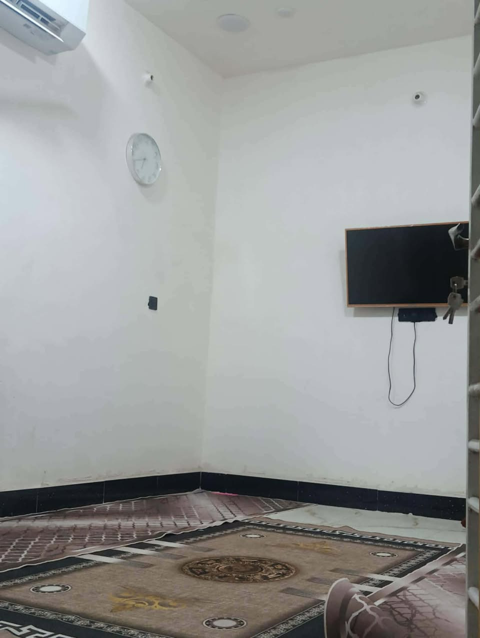 السلام عليكم دار للبيع طابو صرف مطلوب إسكان 16 مليون مساحه 100م حي الغدير الثانيه مقابيل الصحفين بناء حديث قاط ثاني عوزه دبلين طابوق للاستفسار الاتصال ع رقم ***********
