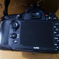 كامرة نيكون D610 فول فريم مع عدسة 50mm فتحه 1.8  كارتونة وحزام الغراض ...