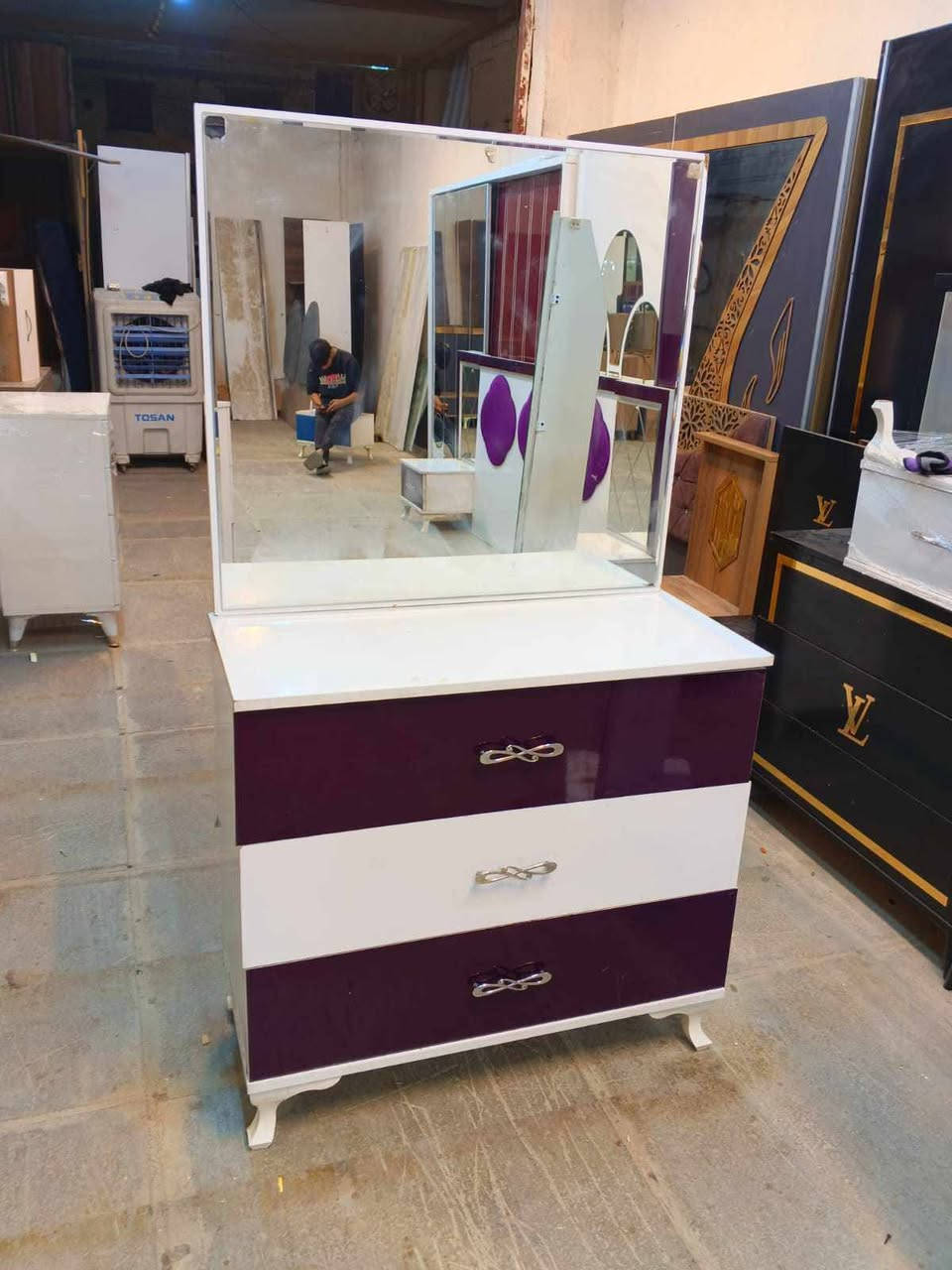 تخفيضااات عرووض نااار غرفة نوم مستعملة🇹🇷
 نضافة 90 ٪💯فول نضافه
عدد القطع / 7
نضام / سلايت💢
سعرها 425 💸
شد ونقل داخل بغداد مجاني🚛
يوجود توصيل محافضات 🚛 للحجز اخذ سكرين وتفضل واتس اب *********** تتوفر انواع الغرف
