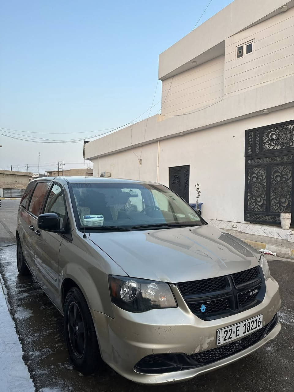 كرفان 2008 رقم اربيل محدث 2018 
مواصفات/ 6 جامات كهرباء  . كشنات بلع سياحي. مرايات جانبية كهربائي . 6سلندر. 3 قطع تبريد 7 راكب. شاشة ايباد.تخم تاير جديد . بطارية جديد. تخم صدر امامي وخلفي جديد مع درامشافتات. سيارة بجم كبس وصندوق كبس بدون ضربة. بدون تعديل بارد ، بدون صبغ ، ماعدا البابين السايق وخلف سايق 20 سم صبغ عالطول تحت تريشة ، مكينة كير بلادي مامفتوح بالشرط . ماشي 130 حقيقي. سنوية باسمي شرط تحويل ووكالة. 
السعر/ 125 $ وبيه مجال قليل 
رقم موبايل/. ***********
مكان محافظة كركوك قضاء داقوق
