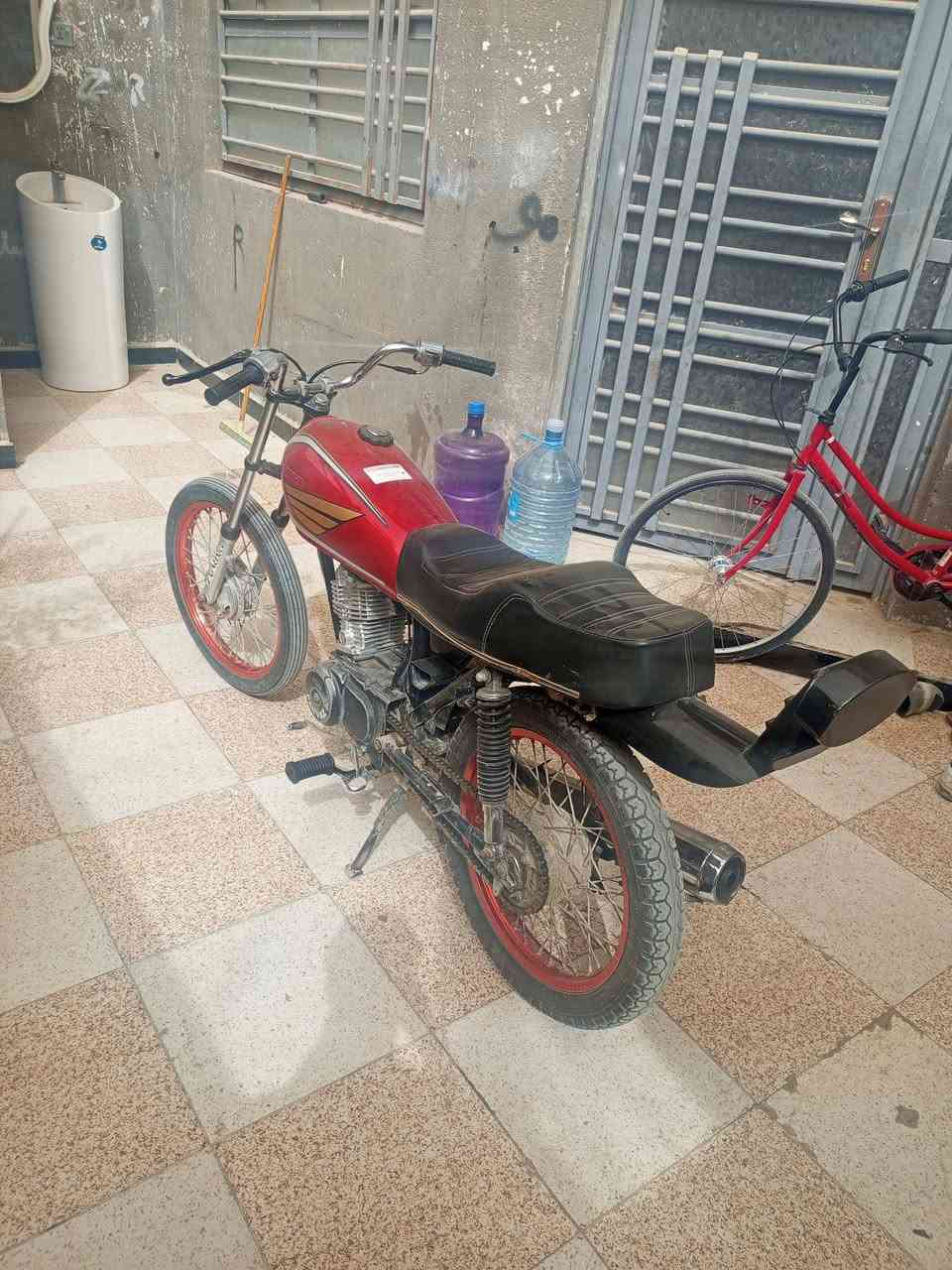 سلام عليكم دراجة أدوات برفاز بلادي المكينه مفتوح بوش وكور دراجة نضيف كلش الدراجه شرط شلع ومعدل وفصله المكينه بيه صوت لو فيلس لو جسر ابيع بدون سبايدر مكان ناصريه مركز السعر (430)رقمي (***********)
