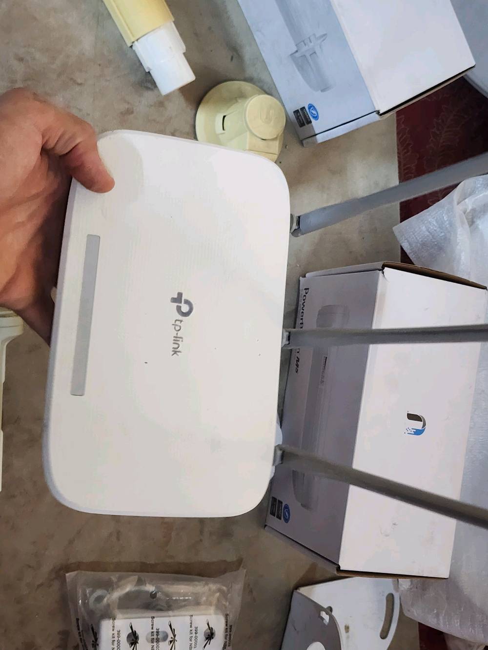 نانو باور بيم m5 400 واحد جديد استعمال قليل غراضه مامفتوحه بس محولات ماموجوده والثاني ماعرف شبية لما اربطه على ال ups يشتغل ويرجع يطفى هم محولات ماوياه وراوتر   tp-link 
TL-WR845N نضيف استعمال قليل وكيبل انترنت CAT6 طول 30 متر مامفتوح ولا مستخدم رايدهن ب 150 الف كلهم وماعندي توصيل مكاني بغداد ناحية الوحده