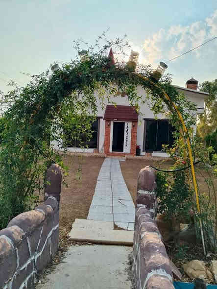 مزرعة للبيع مساحة ٢ دونم طابو السند ٢٥ تحويل شرط في كركوك ليلان مقابل جامع محمدي وعلى شارع رئيسي بيت بيت كامل موثث غرفتين نوم واستقبال وصحيات ومسبح كبير وحديقة مرتبه ومكان لتربيه طيور وبيها نافورات والأشجار مثمره متنوعه من تين وزيتون ومشمش وحمضيات وتفاح وعنب وغيرها من الاشجار ومزرعة قريبه من خدمات مدارس وغيرها سعره ١١٥ مليون للمزيد من المعلومات اتصال على رقم مبايل ***********
