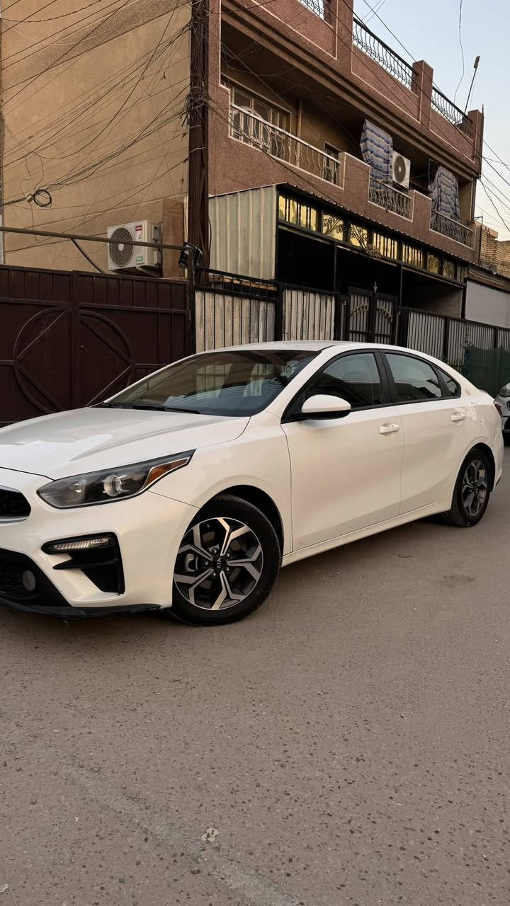 سلام عليكم
فورتي موديل 2021 اربيل بسمي تحويل ثاني يومً

ماشيه 65 

حادث خلفي جاملغ خلفي وصندوق جنطه وبارد جاملغ امامي ع كد شبر بدون ايرباك السيارة

الاستفسار ***********
