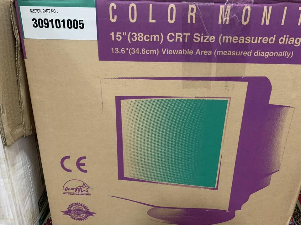 كمبيوتر كلاسيكي نادر جداً من التسعينات – MEDION Pentium MMX
قطعة نادرة من تاريخ التكنولوجيا تعود إلى حقبة التسعينات.  
هذا الجهاز ليس مجرد كمبيوتر قديم، بل نظام كامل أصلي محفوظ مع الصندوق وجميع البرامج والملحقات الأصلية، وهو أمر نادر جداً بعد أكثر من 25 سنة.

الجهاز يأتي كاملاً مع:
• الشاشة الأصلية 15 بوصة SVGA CRT  
• الكيس (البرج) الأصلي  
• لوحة المفاتيح الأصلية  
• الفأرة الأصلية  
• الصندوق الأصلي مع التغليف  
• أقراص Microsoft Windows 95 الأصلية  
• شهادة الأصالة (Certificate of Authenticity)  
• الأقراص والبرامج الأصلية  
• الكتيبات والـ Manuals الأصلية

المواصفات:
• معالج Pentium MMX بسرعة 166MHz  
• ذاكرة RAM سعة 32MB  
• قرص صلب 2.1GB  
• قارئ CD-ROM  
• محرك أقراص مرنة (Floppy)  
• نظام Windows 95 الأصلي

من الصعب جداً العثور اليوم على جهاز من هذه الفترة بهذه الحالة الكاملة مع الصندوق والبرامج الأصلية، لذلك يعتبر قطعة مميزة لهواة جمع أجهزة الكمبيوتر الكلاسيكية (Retro Computer Collectors) حول العالم.

مثل هذه الأجهزة غالباً يتم الاحتفاظ بها في مجموعات خاصة أو متاحف التكنولوجيا لأنها تمثل مرحلة مهمة من تطور الكمبيوتر الشخصي.


**إذا كنت صاحب هذا الإعلان وتريد حذفه لأي سبب، رجاءا أرسل رسالة إلى الدعم الفني**