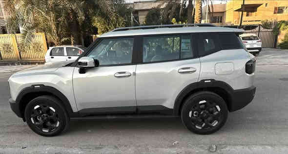 جیتور للبيع
T1 LUXURY
الموديل: 2025 (خليجي)
العداد: 9500km قابل للزياده
المحرك: 4 أسطوانات تيربو 254 حصان حقن مباشر
عزم الدوران (نيوتن-م): 390
ناقل الحركة: اوتوماتيكي من 8 سرعات
نظام الدفع: دفع رباعي
الضمان الأساسي: 10 سنوات وعداد كيلومترات مفتوح 
ضمان المحرك: 10 سنوات او 1،000،000 كم 
 رقم بغداد
عليها تغليف حراري  
المواصفات
*فتحة سقف بانوراما 1.1م
*مثبت سرعة مع رادار تفاعلي
*نظام الكبح التلقائي في حالة الطوارئ
*نظام منع التصادم الامامي والخلفي
*كاميرات محيطية 540 درجة
*حساسات اصطفاف أمامية وخلفية
*نظام مراقبة النقطة العمياء 
*نظام تحذير مغادرة المسار
*نظام المساعدة للبقاء في المسار
*نظام القيادة شبه الذاتية
*صندوق كهربائي 
*دخول ذكي (بصمة) و تشغيل عن بعد
*شاشة التحكم بقياس 15.6 إنچ
*شاشة القيادة بقياس 10.25 إنچ
*نظام صوتي متطور 9 سماعات من Sony
*نظام أبل كاربلاي وأندرويد أوتو لاسلكي
*نظام اوامر و تحكم صوتي
*مقصورة الركاب من الجلد الفاخر ببصمة النسخة المحدودة Luna Violet
*مقعد السائق والراكب كهربائي
*مقعد السائق مزود بذاكرة لحفظ وضعيات الجلوس والمرايا
*مقعد الراكب مزود بمسند كهربائي للأرجل
*مقاعد السائق والراكب مبردة 
*مسند الذراع الوسطي مع ثلاجة
*إطارات قياس 19 إنچ
*إنارة ترحيبية مع إنارة محيطية متعددة الالوان 
*مصابيح أمامية و خلفية أوتوماتيكية LED مع مصابيح نهارية
*التكييف التلقائي مع الضوء القريب والبعيد
*نظام تقليل الضجيج النشط مع زجاح مزدوج
*المرايا الجانبية قابلة للطي كهربائياً ومدفئة
*شاحن هاتف لاسلكي سريع
*ماسحات الزجاج الأمامي مع حساس للمطر
*خاصية إغلاق نوافذ وفتحة السقف عن بعد
*انماط قيادة متعددة للطرق الوعرة
*فلتر تنقية الهواء N95
*نظام الفرامل الأوتوماتيكي Autohold
*نظام التحكم بنزول المنحدرات
*نظام المساعدة لصعود المرتفعات
*وسائد هوائية امامية و جانبية عدد 6 
*دوسات جانبية

ضمان شركة هارلم للوكالات التجارية
للاستفسار ***********
