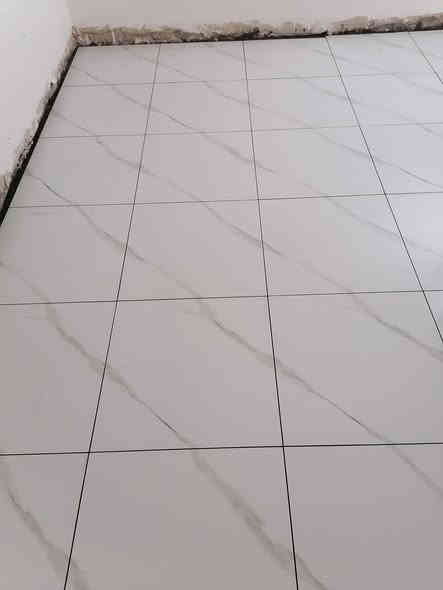 السلام عليكم عمل سيراميك شغل درجه اولا المتر 7الف ارضي وجدار متفرغ حاليا ***********
