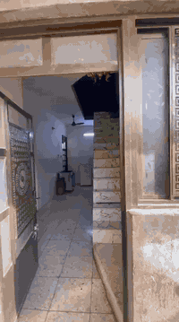 بيت ١٠٠ مربع واجهة ١٠ ونزال ١٠ يحتوي علة استقبال ٥ وعرض ٣ وغرف نوم ٢ ومطبخ مثل ما واضح في الصور كراج كاشي درجة اولى وترك خلفي وبيتونة  خدمات المنطقة فول كهرباء مجاري وماء وتبليط للباب منطقة صليخ ال٦٠٠ بستان اليهودي 
خلف شركة تيوتا سعر ٨٠ وقابل لتفاوض وهاذ رقم ***********
