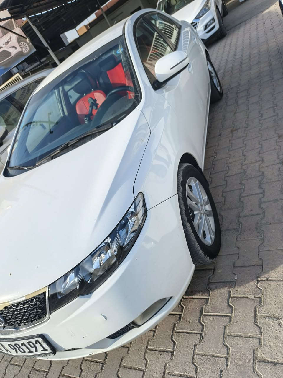 سيراتو 2011 سياره جاهزه ما تصرف عليها دينار 
بيها نص باب وجامرغ  والجها الثانيه نفس الشيء بدون دواخل السعر ٩٠ وبيها مجال للاستفسار ***********
