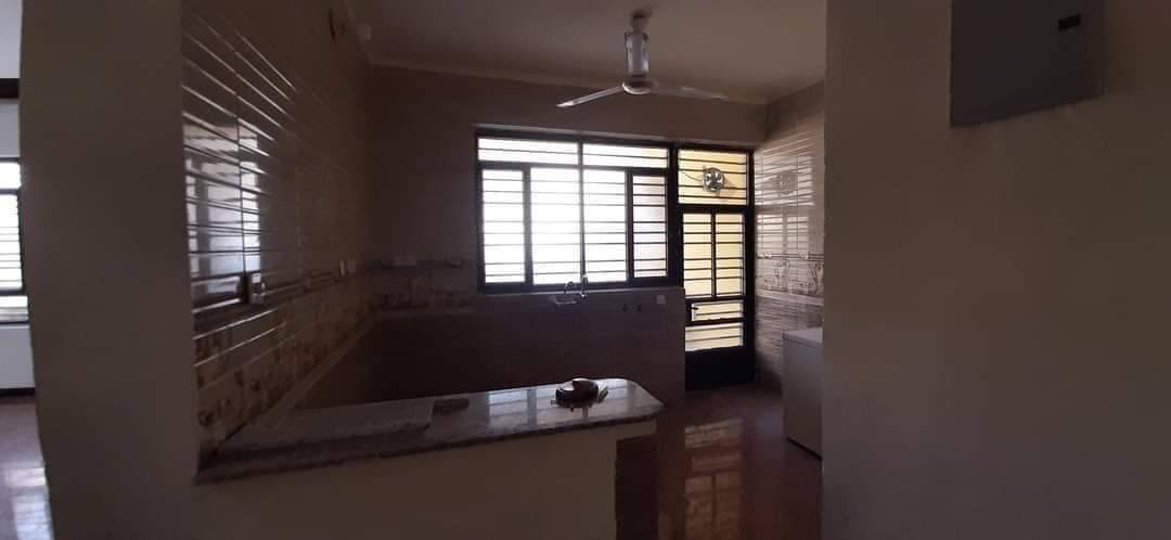 السلام عليكم بيت للبيع مساحة البيت ١٥٠ متر واجهه ١٠ أمتار ونزاله ١٥ متر يحتوي على غرفت نوم وهول واستقبال ومطبخ حار وبارد بي مناور ثنين طرمه جبيره زائد حريقه الصطح مطبك شتايكر قبل اسبوعين مابي اي نقص مكان البيت المواصلات البياع قرب المحطه الجديده بل زراعي ماء كهرباء مجاري كامل الخدمات السعر ١٢٥ مليون وبي مجال لاتصال ***********
