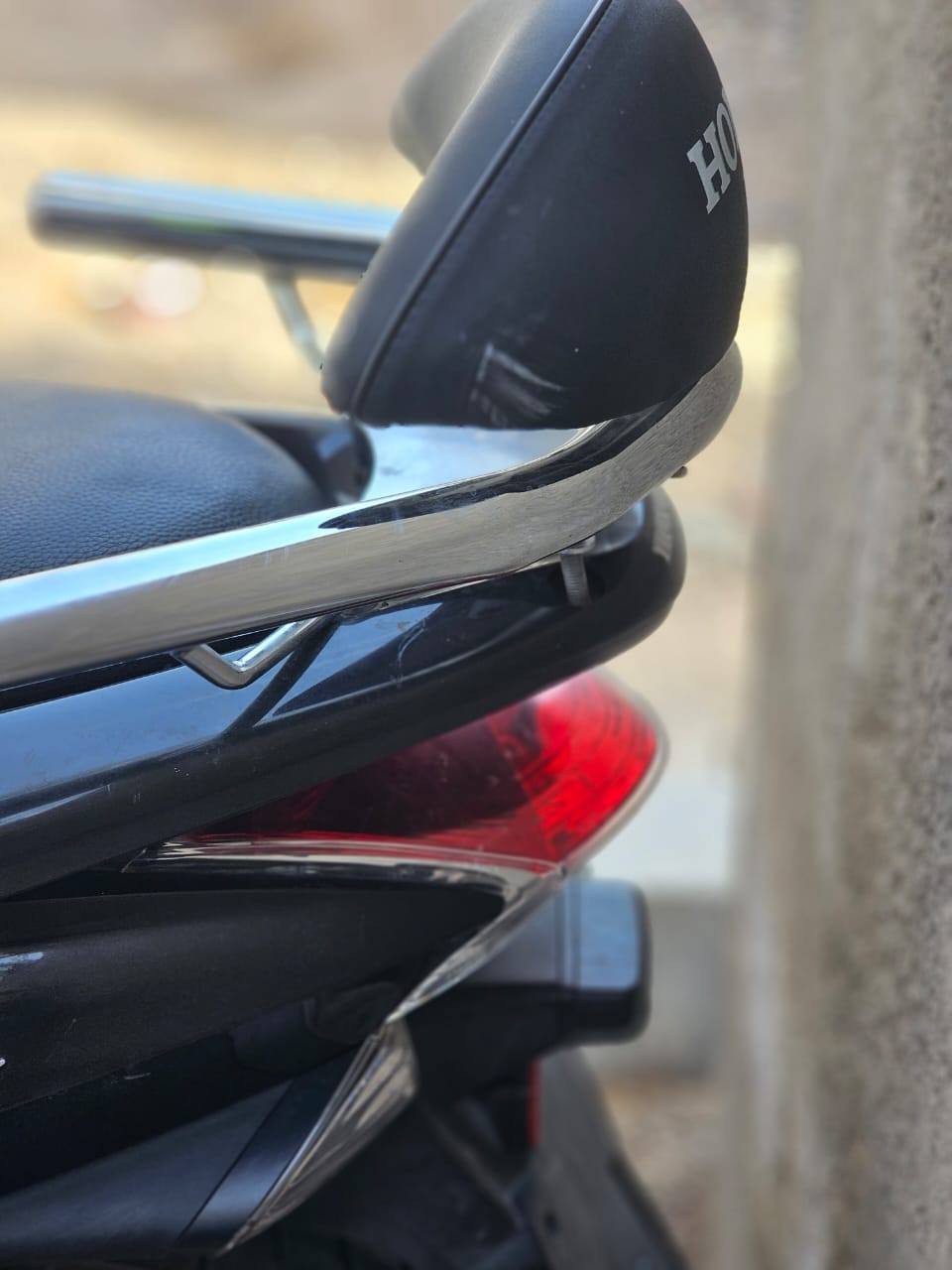 السلام عليكم Pcx الجيل  الاول حرف 🅰️ ياباني 🇰🇷
حساس ازدحام شغال 
الجامة تزويد والابلادية مالتهة موجودة 
صالنصة رياضي +كاتم صوت مميز 
لاايتات زينون ثلجي 
المري تزويد والبلاديات موجودات 
درع اسود +استاند موبايل جلاتين + تجوة 
بانزين فقط محسن⛽ ودهن كل 10 ايام ابدلة 🇩🇪
مكينة وكهربائيات وكفرات كفالة عامة💯 افحص وين ما اتريد 
برغي 🔩ما مفتوح 🔧🪛بيهة 
للعلم الدراجة ما غاسلهة ونشرتهة 
💵💵1️⃣2️⃣💵💵ورقة قفل 
مكاني بغداد الشعب شارع الصحة  ***********
