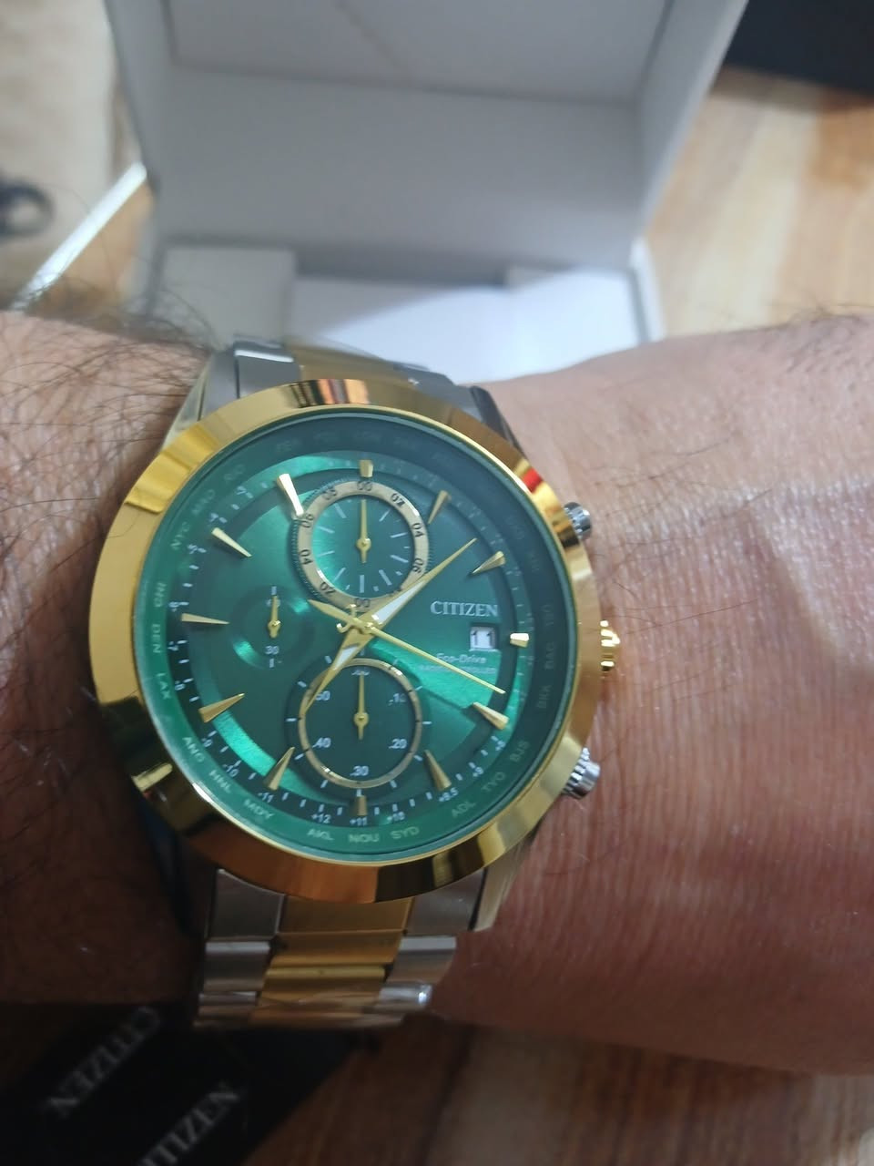 ساعه باله ستيزن كوارتز  سناتر شغاله وزن ثقيل لون مميز ونادر  توجد قطعه وحده فقط بالعافيه الي ياخذها
السعر 35 الف مع التوصيل مع علبته الاصليه 

 كلش جميله اهديها الصاحبك الاقاربك  الزوجج هدية 🎁 🎁 

المواصفات التقنية للساعة:

نوع الحركة: تعمل بتقنية إيكو درايف (Eco-Drive)، مما يعني أنها تُشحن عن طريق أي مصدر ضوئي ولا تحتاج لتغيير البطارية.

المادة: مصنوعة من الفولاذ المقاوم للصدأ (Stainless Steel) بتصميم يجمع بين اللونين الفضي والذهبي (Two-Tone).

المينا: تأتي بمينا باللون الأزرق مع ثلاثة عدادات فرعية (كرونوغراف) وشاشة لعرض التاريخ.

الزجاج: زجاج كريستال مقاوم للخدش.

مقاومة الماء: مقاومة للماء حتى عمق 100 متر


**إذا كنت صاحب هذا الإعلان وتريد حذفه لأي سبب، رجاءا أرسل رسالة إلى الدعم الفني**