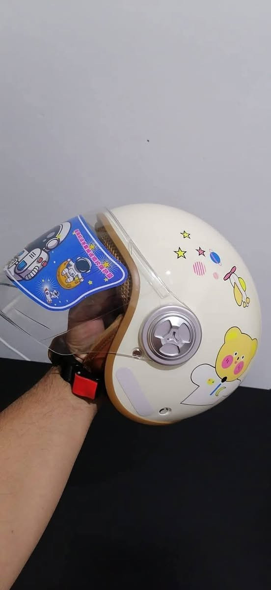 خوذه باله ياباني  للاطفال بمختلف الاعمار لان بيها تصغير وتكبير للخوذه فقط قطعه وحده للاتصال ***********
