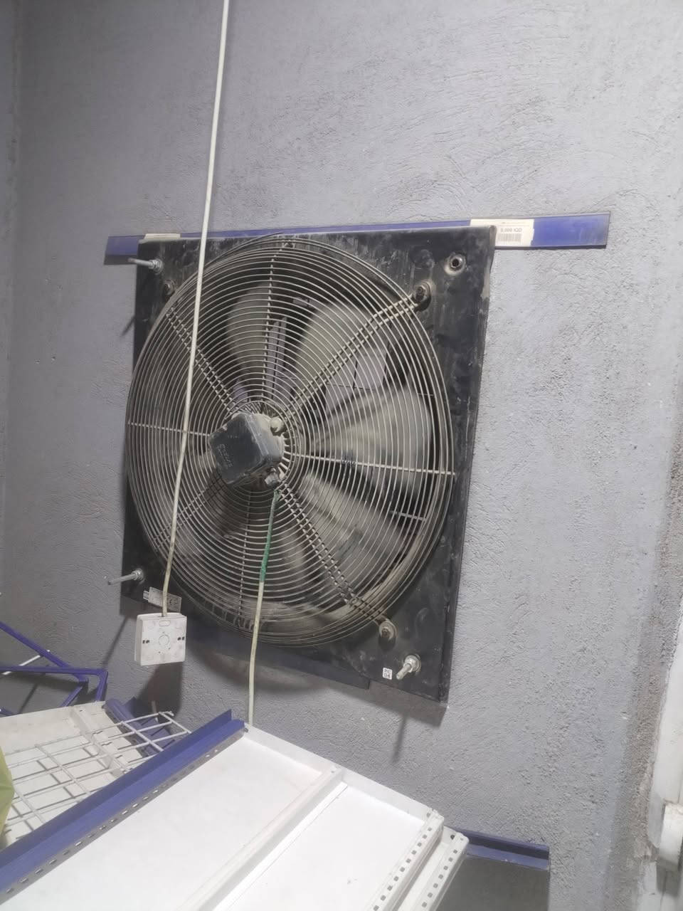 غراض اسواق للبيع كلهن تركي ثقيل 
-رفوف جانبيه ارتفاع مترين وربع عمق ٤٠ متوفر لون ابيض + اسود 
-رف وسطي ارتفاع ١٨٥ عمق ٤٠ من كل جهه
-رف خزن نوع ثقيل القياس الأول ارتفاع ١٨٥ وعمق ٥٠ والقياس الثاني ارتفاع ٢٢٥ وعمق ٥٠
-سلات ارضيه مربعه قياس ٨٥×٦٠
-عرباة تسوق حجم كبير + وسط
-سلات يدويه
-عارضات سكائر حجم كبير 
-ميز كاشير كهربائي ابو القايش طول ٢١٠ + ميز كاشير بدون قايش
-عارضات طرحيه نوع تركي يكور الاصلي طول ٢١٠ + طول١٨٥
-براد مفتوح طول ١١ متر كمبريسر خارجي نوع ألماني ptzer
-سبالت كنتوري + سقفي + جداري توسوت و ميديا 
-فان هواء ( بلور)
- مفرغات صناعيه حجم كبير 
 كونفيره حجم كبير دكت
-كامرات هكفجن
-مولد بيركنز ٨٠ كيفي كاتم 
جميع الاغراض درجه اولى واستخدام قليل
للاستفسار الاتصال على الارقام
***********
***********
