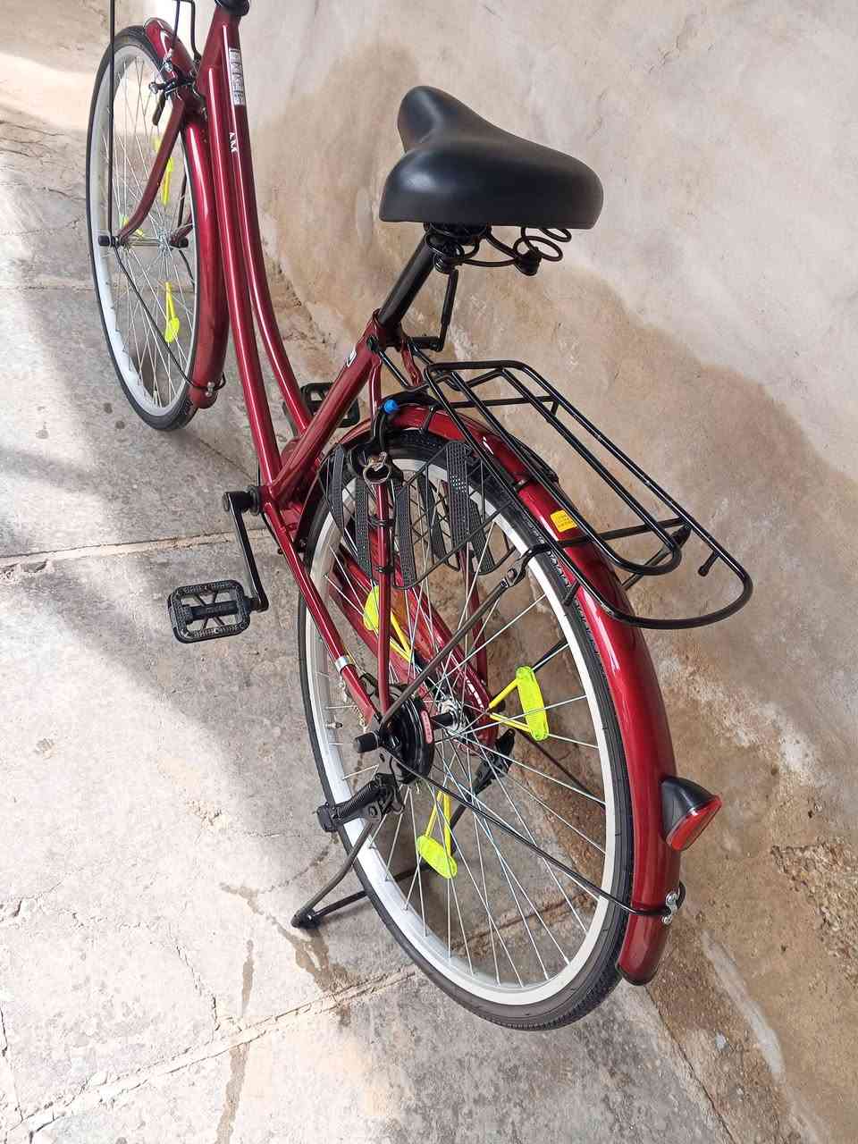 السلام عليكم بايسكل للبيع حجم 26 بايسكل جديد كفاله عامه مديل 2021 السعر 125 وبي مجال العنوان واسط النعمانيه 
رقم الهاتف 
***********
