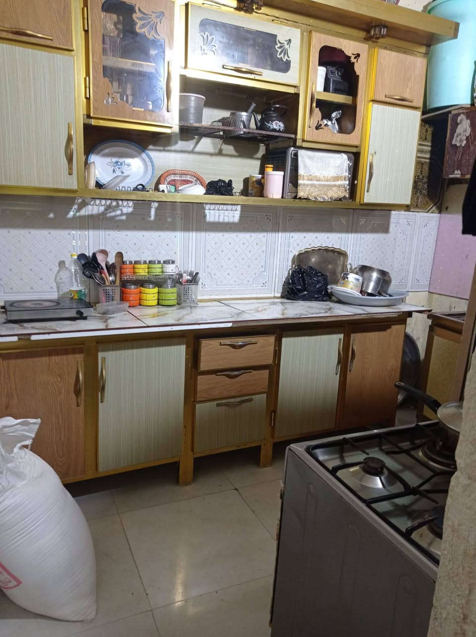 بيت تجاوز بصره حي الاصدقاء الثالثه قرب النهر يتكون غرفه هول دوانيه السعر 11 مليون ***********
