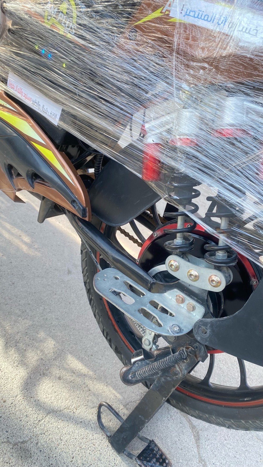 دراجة كهربائية جديدة ومغلفة، تتميز بتصميم عصري متين ولون بني مع شاشة رقمية، وطاقة محرك 1000 واط لتوفير أداء قوي ومسافات طويلة دون الحاجة للوقود. مثالية للتنقل داخل المدينة بسهولة وراحة.