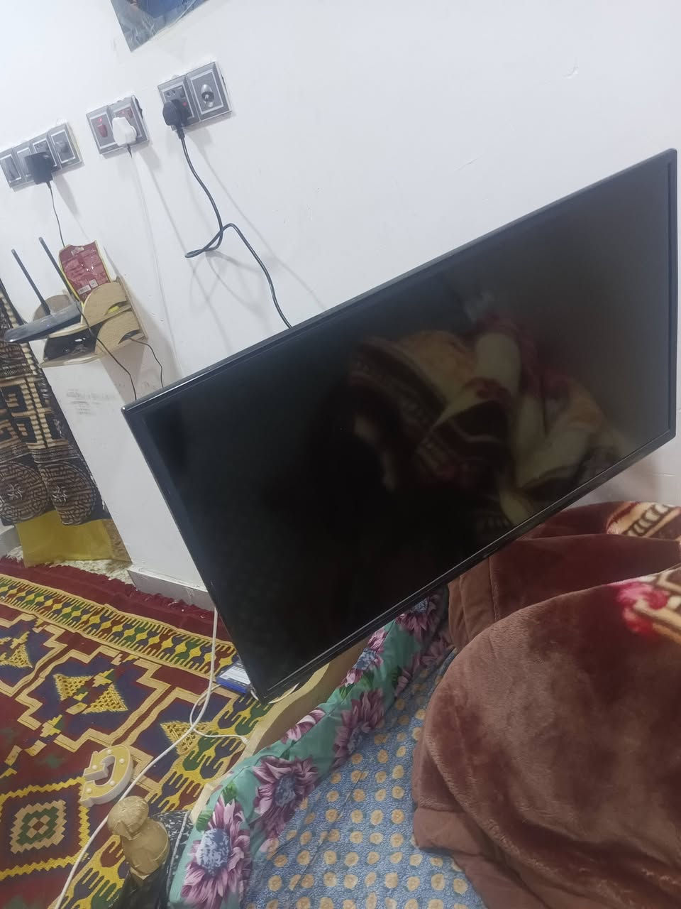 شاشه حجم 32 شاشه بيه نت و وياه استاند متحرك كامله مكمله للبيع ب85الف الله شاهد ما مستخدمه اهوي بعدهي جديد رقمي ***********
