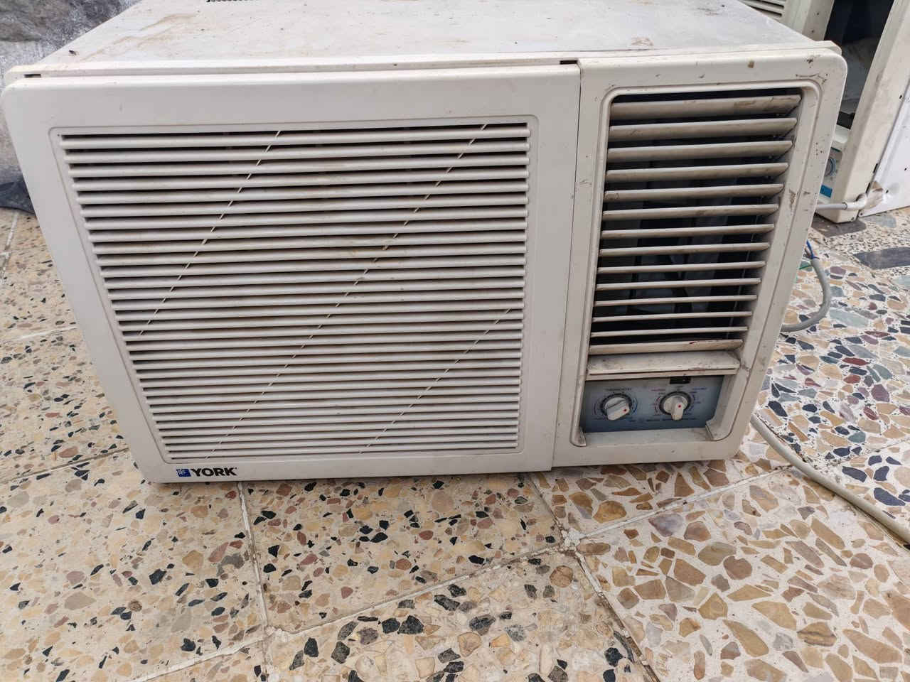 سلام عليكم مكيفات ثنين للبيع واحد ميديا واحد يورك سعر الواحد 250 الاستفسار اتصال على رقم ***********
