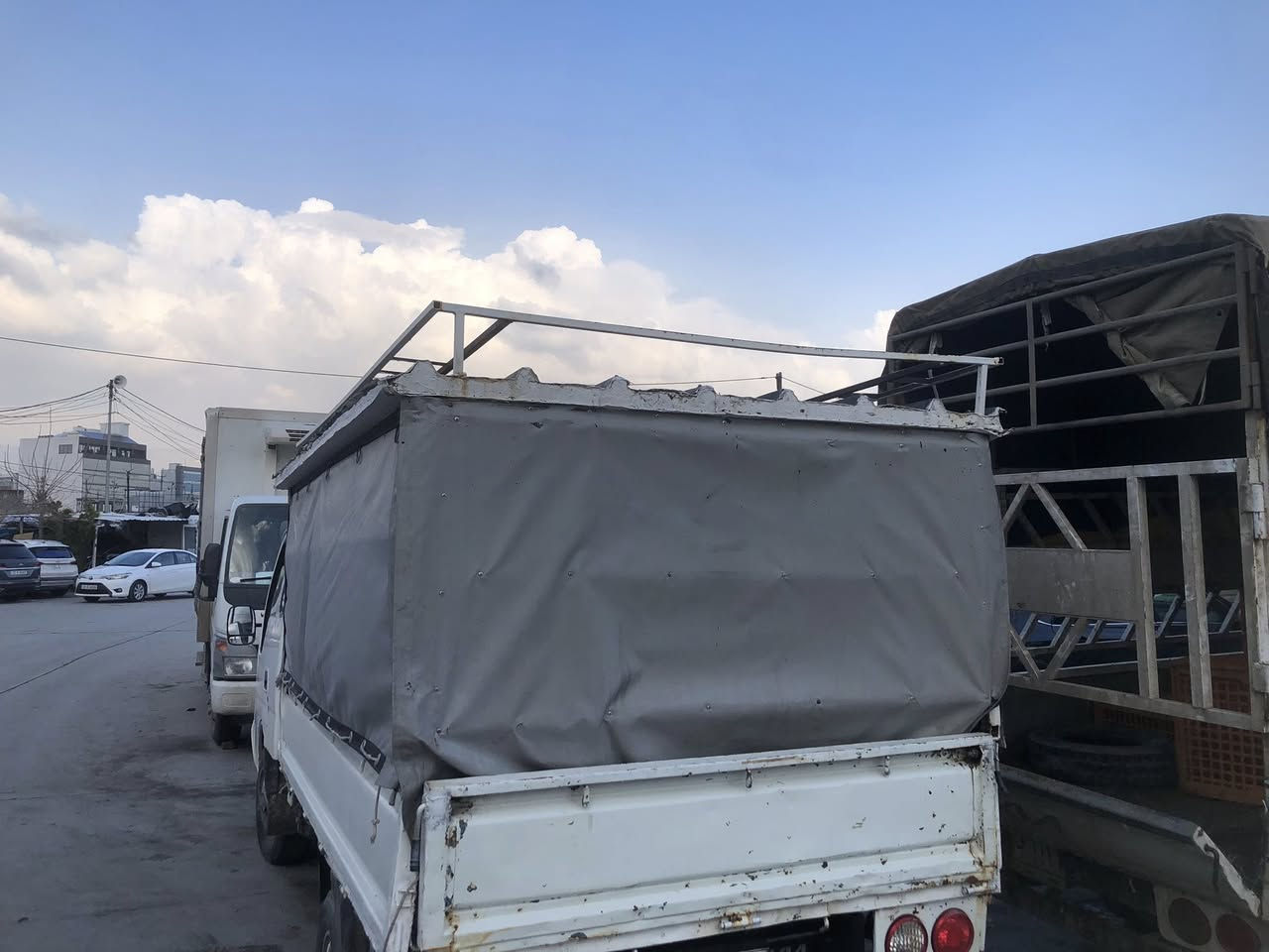 جەمجە و چادر بۆ فرۆشتن کامل ناورەفەی هەیە جادرەکەی تازەیە دراوی نیە جەمجەکەی تازە  سەر جەمجەکە کامل رەفە کراوە جایزە زۆر پاکە بۆ زانیاری زیاتر زم *********** وەتس ئەپیشی لەسەرە زمارەکە نرخیشی ٣٩٠ هەزارو معامەلەیەکی کەم
