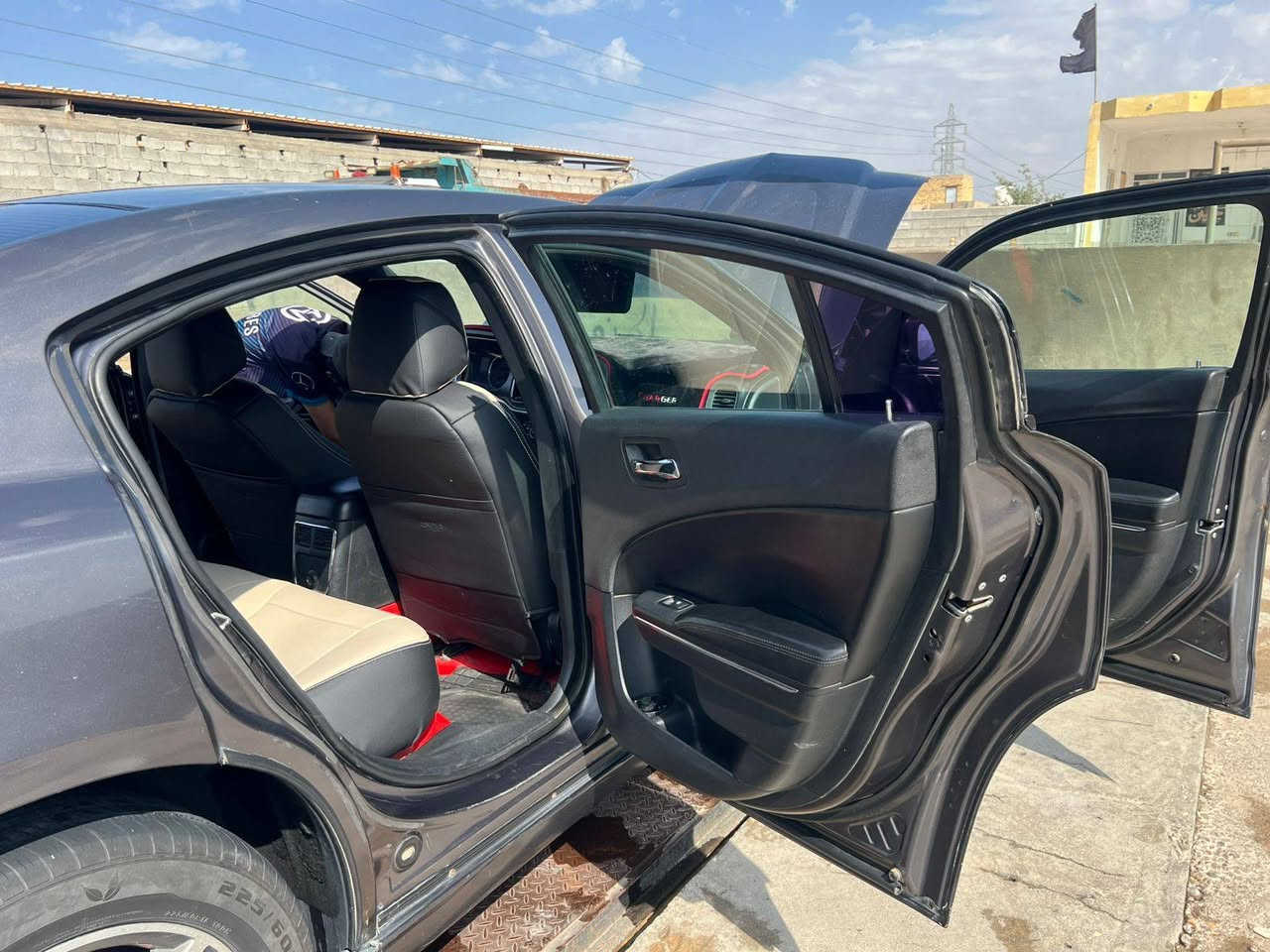 السلام عليكم جارجر 2014 حادثها جاملغ وبنيد وباب خلف السائق مبدل وبيها صبغ حزام رقم ذي قار جاهزه تخم تاير حدايه اكسل كير مكينه جاهزه تحويل ثاني يوم سعرها ب135  وبيها مجال وهذا رقمي ***********
