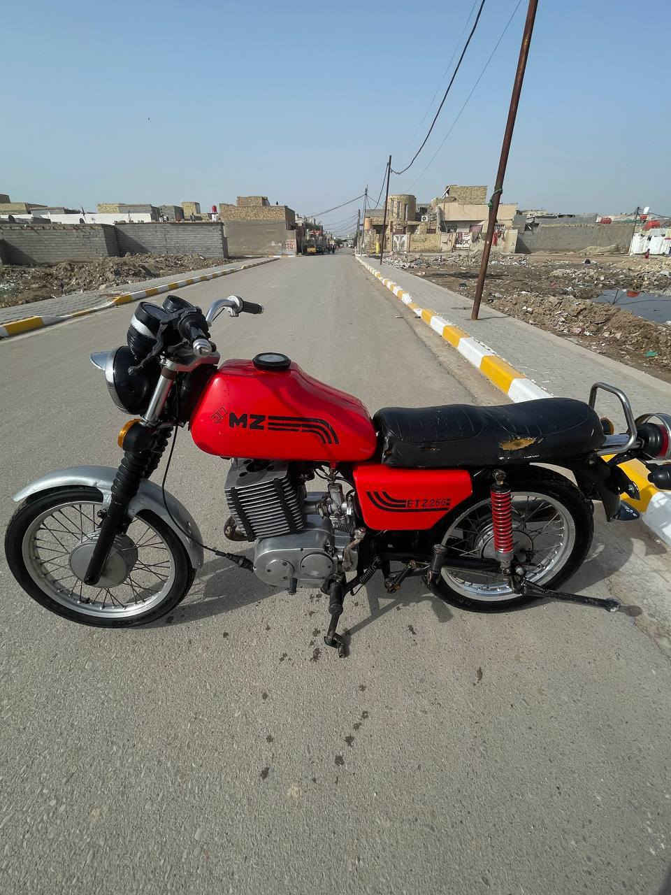 السلام عليكم 
دراجة 82 MZ للبيع (بدون) 
الكهربائيات كلها شغالة السايس ما معروف وبيها لحيم بسيط جوة الكشن 
 السعر/ مليون و300 وبيها مجال المكان/ ميسان ـــ العمارة 
للأستفسار : ***********
