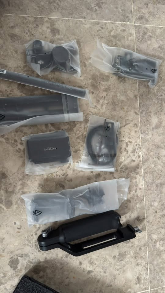 Ronin dji 4 pro compo
الغني عن التعريف ولكل صناع المحتوى والمصورين المحترفين الجهاز نظيف جداً وأخو الجديد (كامل كل الملحقات الأساسية والكومبو)

مميزات الجهاز والملحقات المتوفرة:

الحالة: 
ممتازة وشغال 100% بدون أي مشاكل أو عيوب 

الملحقات كاملة: 
تشمل حقيبة الحمل الأصلية من DJI PRO 

نسخة الكومبو (Combo): 
تحتوي على منظومة الإرسال RavenEye ومحرك الفوكس (Focus Motor) وكافة الكيبلات والملحقات والأذرع الإضافية وهي لا تزال بأكياسها الأصلية ولم تُفتح بعد

الشاشة والتحكم: 
شاشة اللمس والأزرار بحالة الوكالة ونظيفة جداً

السعر:
1,150,000 دينار عراقي (مليون ومية وخمسين ألف)
مع العلم سعر الجديد 1,400,000 دينار عراقي 

العنوان الموصل يوجد توصيل لكافة العراق
رقم الهاتف ***********
متواجد واتساب فقط
