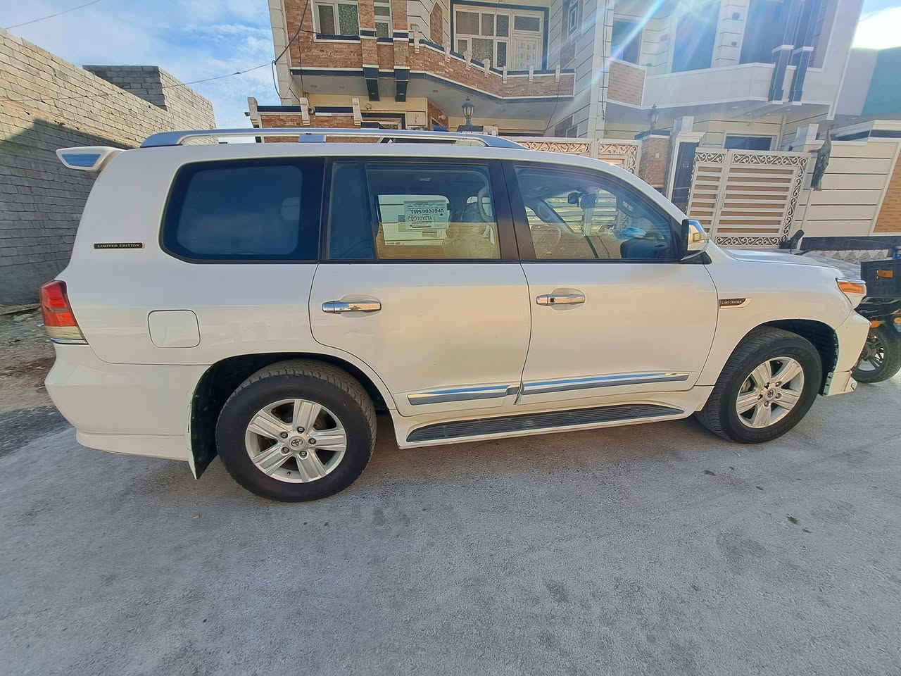 لاند كروز جكسر ٢٠٠٩ 
رقم اربيل هزه صاقطه
تدفه تبريد كير بشرط محرك مفتوح
بأسمي سياه ستخدام شخصي 
بيه باب الخلف صدر مشخوط ومصبوغ
بيه جراد بل قماره
لباب لخلفي جان بي جراد سويته الباقي كله شرط السعر٢٩٠$ هذرقمي*********** الي يريد يتواصل هذ رقم بي وتساب
