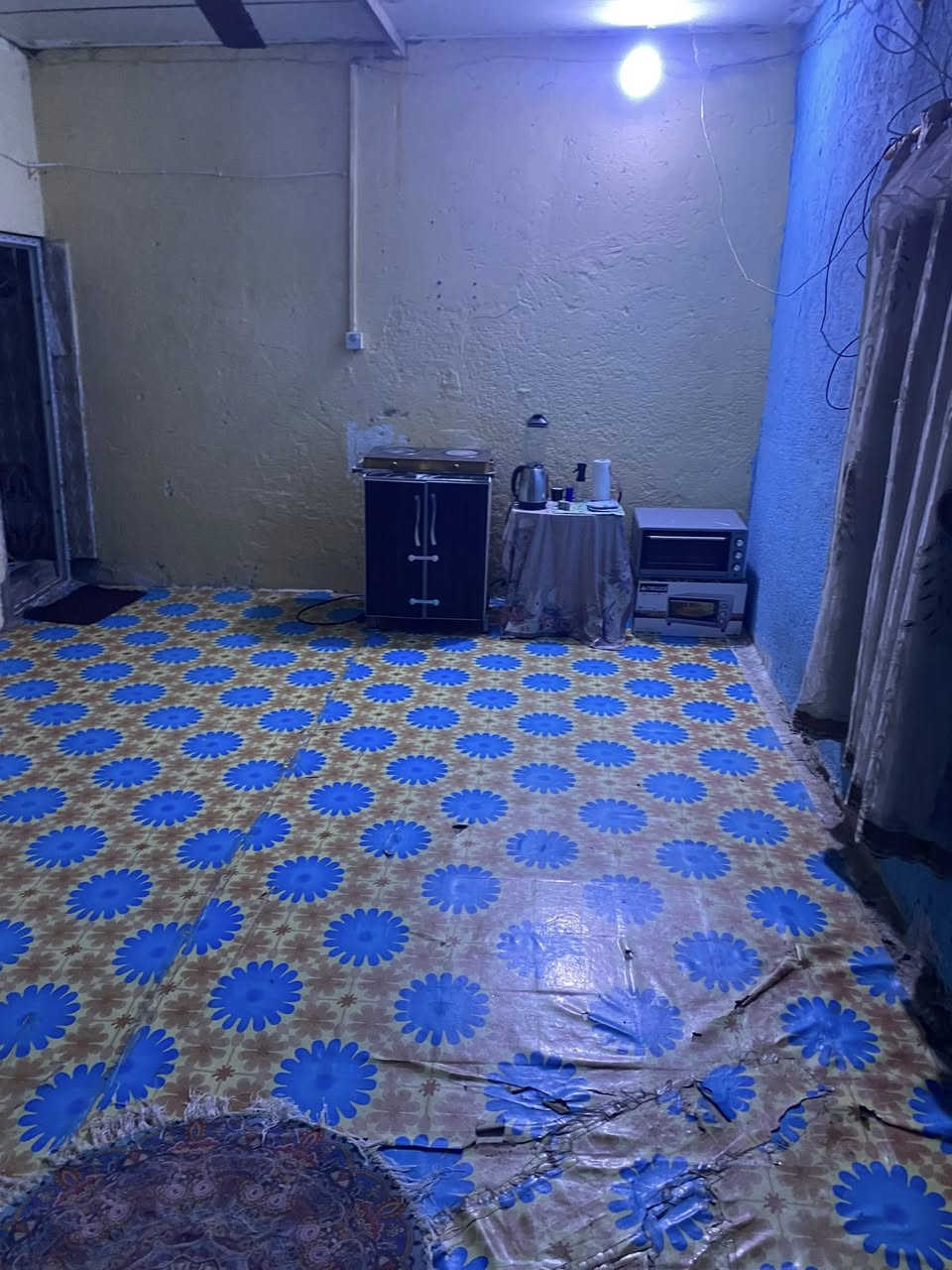 بيت للبيع طابقين في حي المثلث مساحه 110متر (طابو ملك صرف)الطابق الاول يحتوي غرفتين وصاله وديوانيه ومطبخ ومشتملات والطابق الثاني يحتوي على غرفتين ومطبخ ومشتملات السعر 80 مليون وبي مجال قليل
واتس ***********
