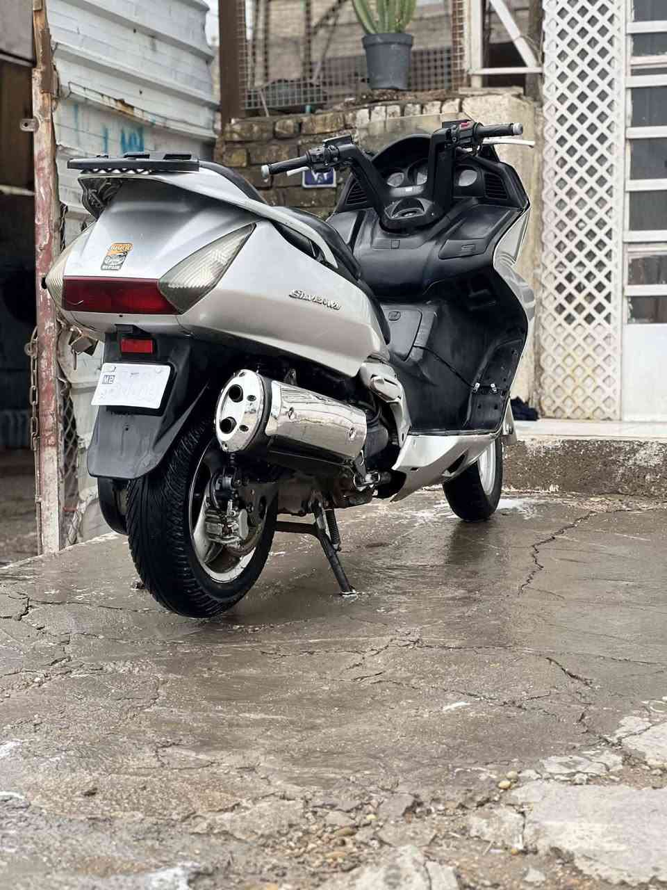 السلام عليكم 

سلفر ونج 400 قديم 
عميه بدون اوفر 
الحماوه نص بس الكيج عطلان 
أوراقها 7 بداخله كمرك يعني تروح ترقم كبل 
الدراجه خير من الله تجيب فيتر وتجي تفحص
مكاني البياع تقاطع درويش 
باقي التفاصيل خاص
***********
