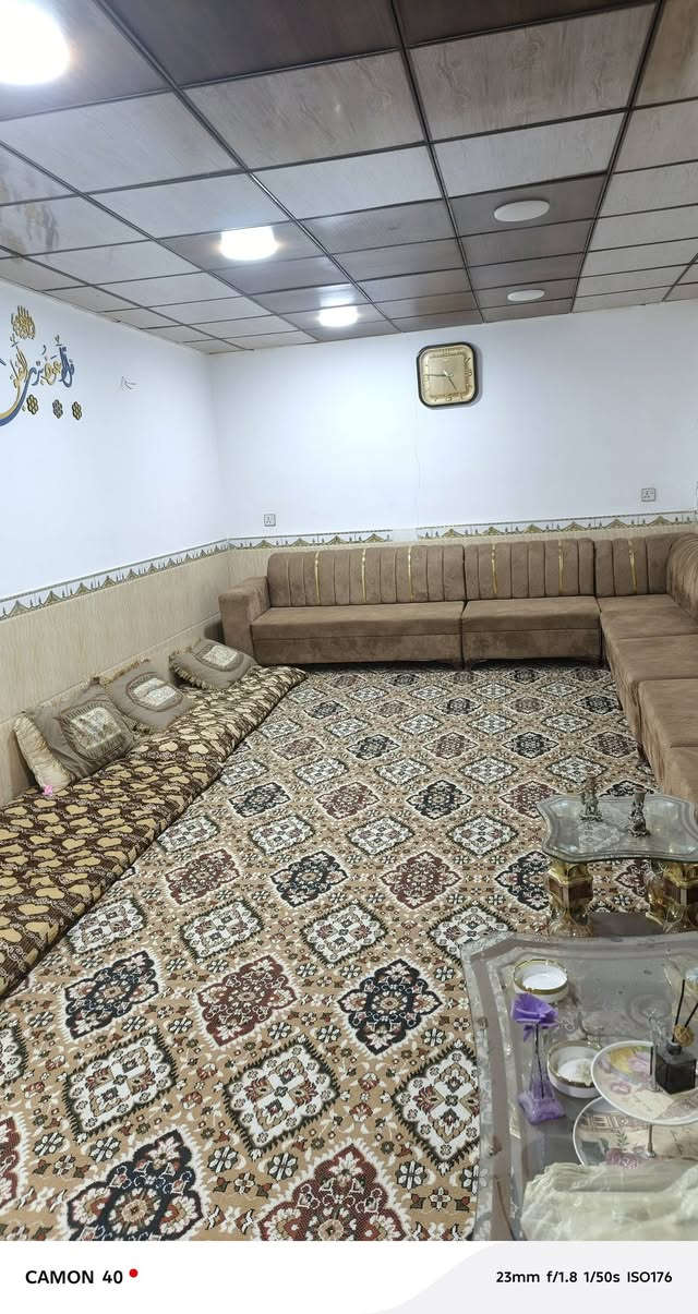 بسم الله الرحمن الرحيم 
اللهم صل على محمد وال بيت محمد 
بيت للبيع بعلوة الفحل قرب صورة العباس اسواق زيد الحدراوي مساحة ٢١٧متر يحتوى على ٣غرف ومطبخ وصحيات واستقبال كبير سند ٢٥ 
للاستفسار الاتصال على الرقم ***********
