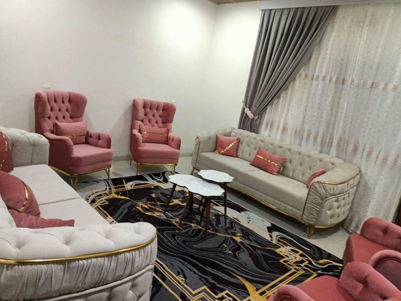 السلام عليكم 
دار للبيع حي الواسطي خلف مول حاج زياد مساحة 100 متر الواجه 5 امتار
النزال  20 متر 
 طابو ملك صرف بأسم شخص واحد 

طابقين وطابق الثالث بيتونه 
الطابق الاول _مطبخ _وصاله _وغرفه نوم _ومجمع صحيات 
الطابق الثاني _غرفه نوم _وصاله _مجمع صحيات _استقبال ( تصلح غرفه نوم)
_يحتوي على درج داخلي ودرج خارجي 

السعر 137

للستفسار مراجعه مكتب القايجي للعقار 
***********
***********
