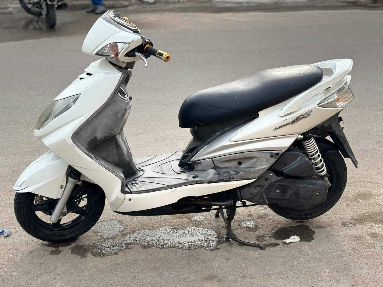 السلام عليكم
سكنس فحل نوزل خطين للبيع 
الدراجه صارله اسبوع من نازله من الرمبه وبيه تزويدات مال رمبه جايه بيه مثل الصالنصه رياضي بلاديه ام الكاتم ويدات مونستر 
الدراجه كهربائياته كله شغال اضويه اشاير 
بس الطوافه مال بانزين 
الفيشه فالته وماعدي وكت اسويه
الدراجه ختم واحد ومكفوله كفاله عامه من محرك ونضوح وتبخير 
و النوزل بلاديه مال رمبه
والدراجه مليانه املاح 
مكان بغداد البياع 
للتواصل ***********
