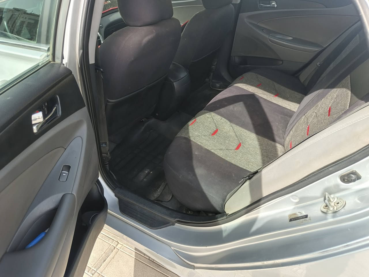 سوناتا ٢٠١٣ وارد امريكي ضربتها خلفية السعر ٩٦ تحكمات ستيرنك وتدفئة وتبريد جديد وتدفئة كشنات اي بي اس وتركشن بطاريةاميرون بعدة بضمان واطارات تخم جديد 
***********
