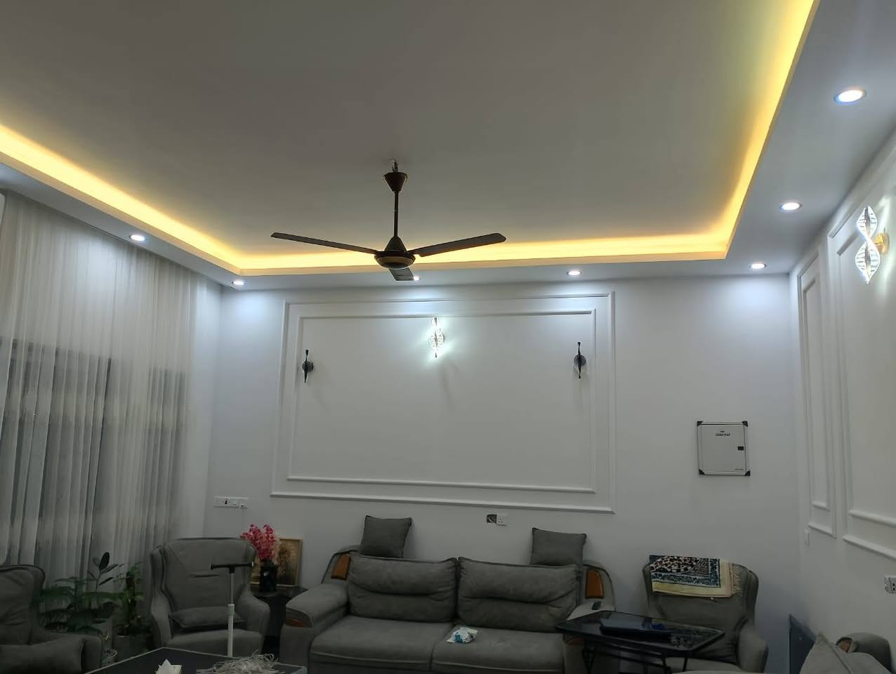 #دار للبيع بناء جديد
العنوان : تكريت القادسية 
قطعة 500 مقابل اسواق النور مول 
#المساحة 10☆30=300متر  شارع 15 
يحتوي على  3 غرف نوم واستقبال
 ومطبخ حار بارد  سيراميك وصحيات عدد 4 
حديقة داخلية وخارجية وكراج سيارة 
#السعر المطلوب《 165  مليون  》قابل للتفاوض 
#للاستفسار الاتصال على الارقام التالية
***********
***********
#مكتب دجلة للعقار ....
