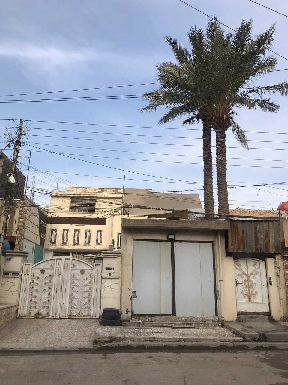 السلام عليكم 
بيت للبيع مساحته 200 متر
يحتوي على طابقين 
شارع عرض 15 
طابق الاول يحتوي على مطبخ + غرف 2 وصاله وخدمات وترك
طابق ثاني يحتوي على غرف 2 + وخدمات وسطح + مطبخ  + سطح ثالث 
العنوان  بغداد الدوره ابو دشير شارع الصيرفه 
للاستفسار 
***********
لا يتواجد فيس
