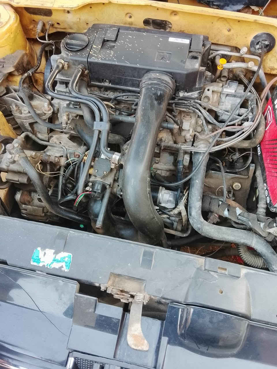 السلام عليكم سياره بيجو 405سياره.  موديل 2013 جاهزه كله جديد مكينه وكير جديد كهربائيات كله شغاله تخم تاير جديد كشر نضيف أحله من الصور دواخل جديده مابيه خياس تجي تكلب وتقتنع مكاني ديوانيه شافعيه السعر 25 وبيه مجال للشراي حصراٍ للأستفسار ***********
